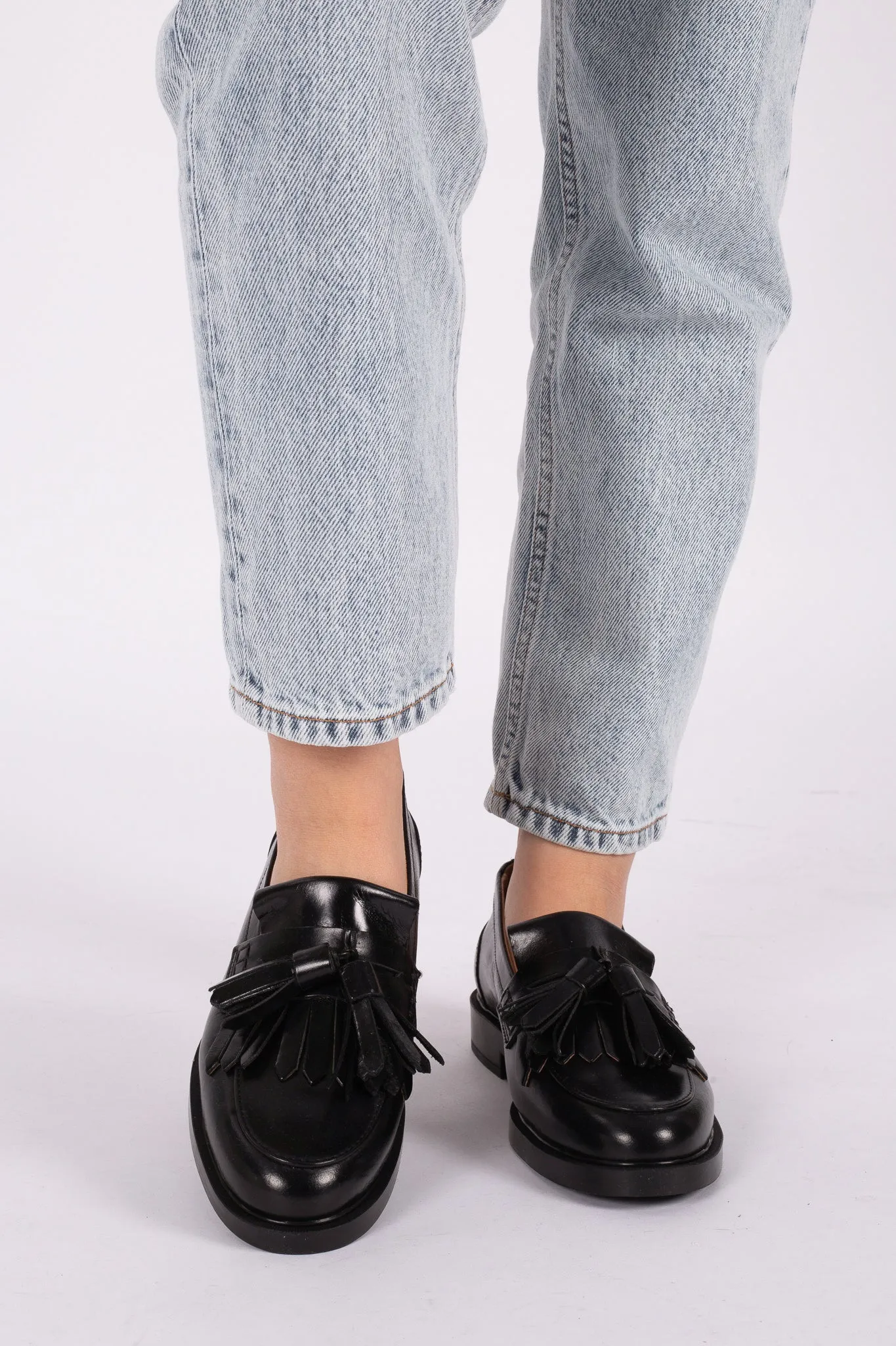 Magnolia - Black Leather